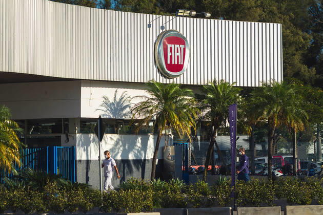Coronavirus in Brasilien, FIAT lässt Mitarbeiter in Betim impfen BETIM, MG - 15.04.2021: FIAT DARÁ FÉRIAS PARA 2000 FUNCIONÁRIOS - FIAT will give collective vacations to 1,900 employees in Betim, MG. The automaker informed that starting next Monday the 19th it will give a collective vacation of 10 days due to irregularities in the supply of parts and electronic components. x2054061x  LucianoxMariano