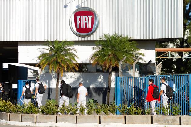 News Bilder des Tages Coronavirus in Brasilien, FIAT lässt Mitarbeiter in Betim impfen BETIM, MG - 15.04.2021: FIAT DARÁ FÉRIAS PARA 2000 FUNCIONÁRIOS - FIAT will give collective vacations to 1,900 employees in Betim, MG. The automaker informed that starting next Monday the 19th it will give a collective vacation of 10 days due to irregularities in the supply of parts and electronic components. x2054067x  LucianoxMariano