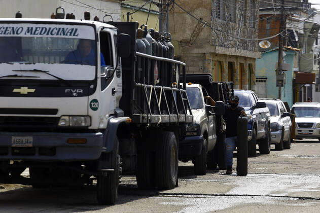 April 16, 2021, Valencia, Carabobo, Venezuela: April 16, 2021. Venezuelans come daily to refill cylinders with medical oxygen for the treatment of patients with covid-19. In the city of Valencia, Carabobo state. Photo: Valencia Venezuela - ZUMAhe3_ 20210416_zbp_he3_001 Copyright: xJuanxCarlosxHernandezx