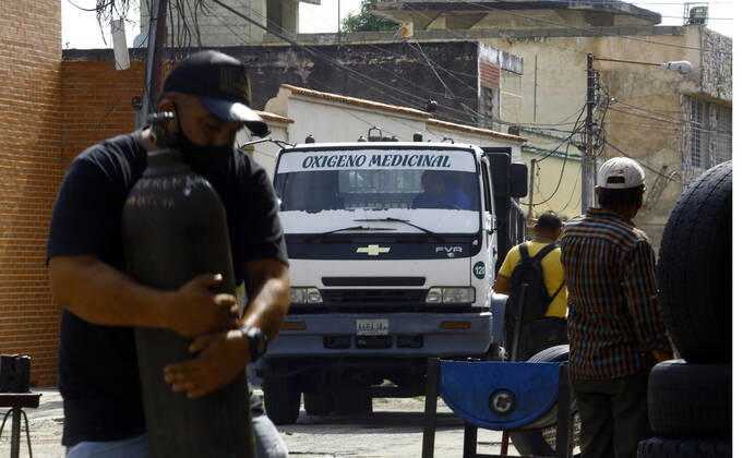 April 16, 2021, Valencia, Carabobo, Venezuela: April 16, 2021. Venezuelans come daily to refill cylinders with medical oxygen for the treatment of patients with covid-19. In the city of Valencia, Carabobo state. Photo: Valencia Venezuela - ZUMAhe3_ 20210416_zbp_he3_002 Copyright: xJuanxCarlosxHernandezx