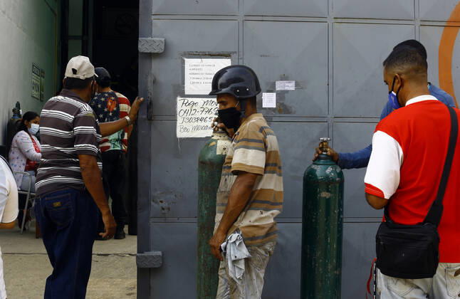 April 16, 2021, Valencia, Carabobo, Venezuela: April 16, 2021. Venezuelans come daily to refill cylinders with medical oxygen for the treatment of patients with covid-19. In the city of Valencia, Carabobo state. Photo: Valencia Venezuela - ZUMAhe3_ 20210416_zbp_he3_003 Copyright: xJuanxCarlosxHernandezx