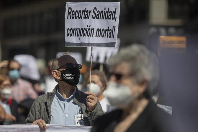 April 17, 2021, Madrid, Spain: A protester holds a placard that says Health cuts, deadly corruption during the demonstration..Under the slogan Choose Public Health , various organizations and collectives, workers and users of public health demonstrate in Madrid city center (Puerta del Sol) demanding a coherent health policy due to the crisis of the Coronavirus pandemic. Madrid Spain - ZUMAs197 20210417_zaa_s197_007 Copyright: xGuillermoxGutierrezxCarrascalx