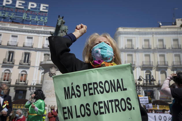 April 17, 2021, Madrid, Spain: A protester holds a placard that says ¨More workers in the health centers during the demonstration..Under the slogan Choose Public Health , various organizations and collectives, workers and users of public health demonstrate in Madrid city center (Puerta del Sol) demanding a coherent health policy due to the crisis of the Coronavirus pandemic. Madrid Spain - ZUMAs197 20210417_zaa_s197_011 Copyright: xGuillermoxGutierrezxCarrascalx