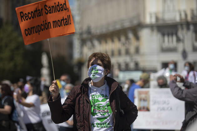 April 17, 2021, Madrid, Spain: A protester holds a placard that says Health cuts, deadly corruption during the demonstration..Under the slogan Choose Public Health , various organizations and collectives, workers and users of public health demonstrate in Madrid city center (Puerta del Sol) demanding a coherent health policy due to the crisis of the Coronavirus pandemic. Madrid Spain - ZUMAs197 20210417_zaa_s197_013 Copyright: xGuillermoxGutierrezxCarrascalx
