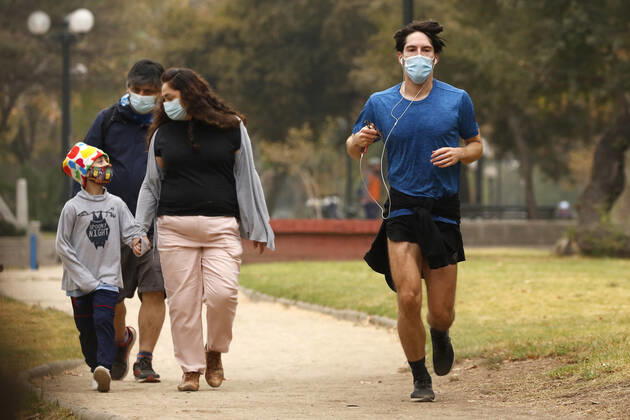 Santiago, April 18, 2021 Large influx of cyclists in a new day of sports strip during the quarantine by coronavirus pandemic Jonnathan Oyarzun Aton Chile, Santiago Chile Aton Chile Aton 502895  Copyright: JONNATHANxOYARZUN ATONxCHILE