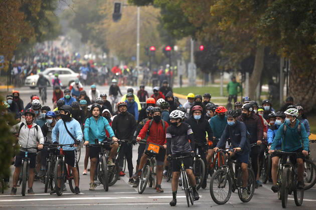 Santiago, April 18, 2021 Large influx of cyclists in a new day of sports strip during the quarantine by coronavirus pandemic Jonnathan Oyarzun Aton Chile, Santiago Chile Aton Chile Aton 502930  Copyright: JONNATHANxOYARZUN ATONxCHILE