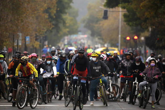 Santiago, April 18, 2021 Large influx of cyclists in a new day of sports strip during the quarantine by coronavirus pandemic Jonnathan Oyarzun Aton Chile, Santiago Chile Aton Chile Aton 502932  Copyright: JONNATHANxOYARZUN ATONxCHILE