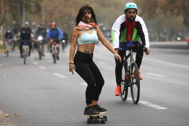 Santiago, April 18, 2021 Large influx of cyclists in a new day of sports strip during the quarantine by coronavirus pandemic Jonnathan Oyarzun Aton Chile, Santiago Chile Aton Chile Aton 502907  Copyright: JONNATHANxOYARZUN ATONxCHILE