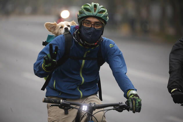 Santiago, April 18, 2021 Large influx of cyclists in a new day of sports strip during the quarantine by coronavirus pandemic Jonnathan Oyarzun Aton Chile, Santiago Chile Aton Chile Aton 502915  Copyright: JONNATHANxOYARZUN ATONxCHILE