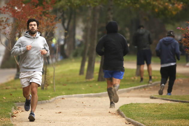 Santiago, April 18, 2021 Large influx of cyclists in a new day of sports strip during the quarantine by coronavirus pandemic Jonnathan Oyarzun Aton Chile, Santiago Chile Aton Chile Aton 502925  Copyright: JONNATHANxOYARZUN ATONxCHILE
