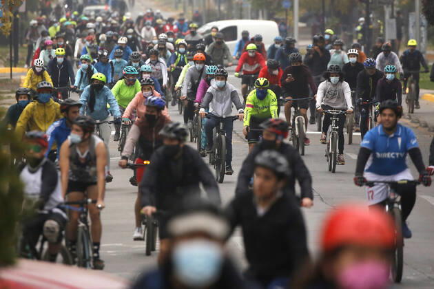 Santiago, April 18, 2021 Large influx of cyclists in a new day of sports strip during the quarantine by coronavirus pandemic Jonnathan Oyarzun Aton Chile, Santiago Chile Aton Chile Aton 502926  Copyright: JONNATHANxOYARZUN ATONxCHILE