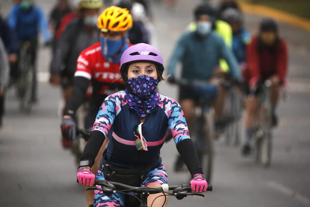 Santiago, April 18, 2021 Large influx of cyclists in a new day of sports strip during the quarantine by coronavirus pandemic Jonnathan Oyarzun Aton Chile, Santiago Chile Aton Chile Aton 502927  Copyright: JONNATHANxOYARZUN ATONxCHILE