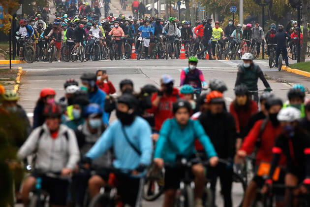 Santiago, April 18, 2021 Large influx of cyclists in a new day of sports strip during the quarantine by coronavirus pandemic Jonnathan Oyarzun Aton Chile, Santiago Chile Aton Chile Aton 502929  Copyright: JONNATHANxOYARZUN ATONxCHILE