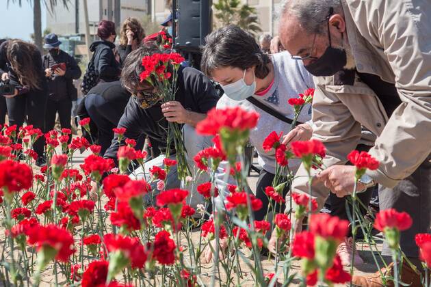 April 18, 2021, Barcelona, Catalonia, Spain: People are seen putting carnation seedling on beach sand.Stop Mare Mortum, a platform that aims to promote a change in European immigration and immigration policies in order to ensure that human rights are guaranteed and respected, has carried out, on Barceloneta beach in Barcelona, an visual action to denounce the constant deaths in the Mediterranean and the Atlantic. Some 150 people have carried out a carnation planting on behalf of the more than 1200 people who died during 2020 on the route to reach the Canary Islands. Barcelona Spain - ZUMAd159 20210418_zia_d159_007 Copyright: xThiagoxPrudenciox