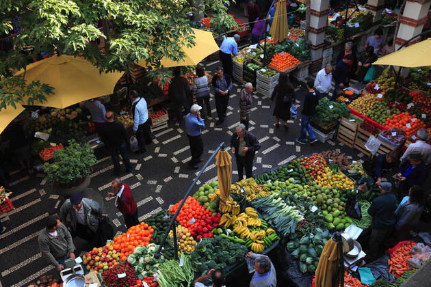 Insel Madeira, Funchal, in der Markthalle Mercado dos Lavradores, Obst und Gemuese