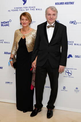 Thierry Noir mit Begleitung - Heroes Gala in Hotel Adlon in Berlin am 08.11.2014 Copyright: xJamesxColdreyx