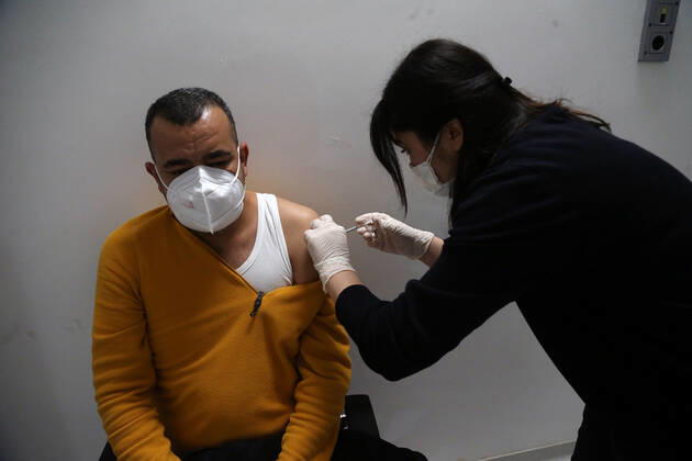 (210419) -- ANKARA, April 19, 2021 -- A man receives the COVID-19 vaccine in Ankara, Turkey, on April 19, 2021. Turkey on Monday reported 55,149 new COVID-19 cases, including 2,862 symptomatic patients, raising the total number in the country to 4,323,596, according to its health ministry. (Photo by Xinhua) TURKEY-ANKARA-COVID-19-CASES MustafaxKaya