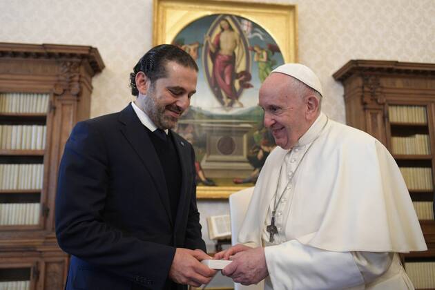 Bilder des Jahres 2021, News 04 April News Themen der Woche KW16 News Bilder des Tages April 22,2021 : Pope Francis receives in audience Mr. Saad Hariri, Prime Minister-designate of Lebanon at the Vatican Copyright: x VATICANxMEDIAx CPPx xIPAx x CatholicxPressxPhotox