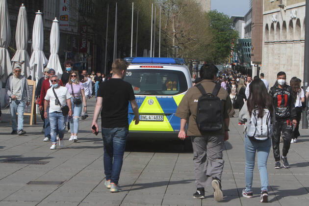 A police patrol of the state police Baden Württemberg controls the compliance with the minimum distances in the pedestrian zone and shopping street Königstraße in the city centre of Stuttgart, Baden Württemberg, Bavaria, Germany