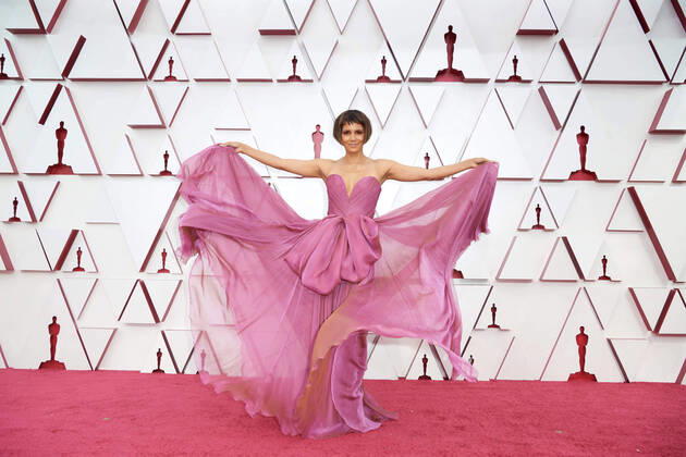 Bilder des Jahres 2021, Entertainment 04 April Entertainment Themen der Woche KW16 Entertainment Bilder des Tages Halle Berry on the red carpet of The 93rd OscarsÂ® at Union Station in Los Angeles, CA on Sunday, April 25, 2021. Los Angeles CA USA  Copyright: xMattxPetitx 34135535THA