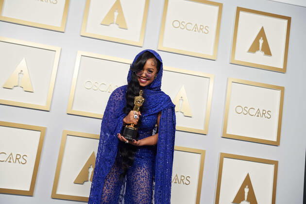 April 25, 2021, Los Angeles, California, USA: H.E.R. poses backstage with the Oscar for Original Song during the live ABC Telecast of The 93rd Oscars at Union Station in Los Angeles. Los Angeles USA  - ZUMAz03_ 20210425_sso_z03_189 Copyright: xMattxPetit AMPASx