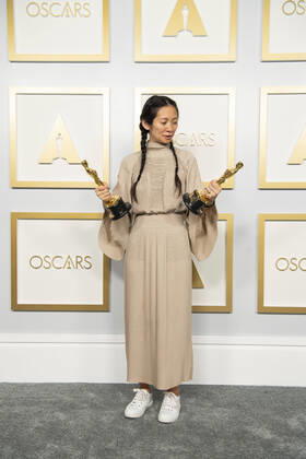 Bilder des Jahres 2021, Entertainment 04 April Entertainment Themen der Woche KW16 Entertainment Bilder des Tages April 25, 2021, Los Angeles, California, USA: ChloÃ Zhao poses backstage with the Oscars for Directing and Best Picture during the live ABC Telecast of The 93rd Oscars at Union Station in Los Angeles. Los Angeles USA  - ZUMAz03_ 20210425_sso_z03_201 Copyright: xMattxPetit AMPASx