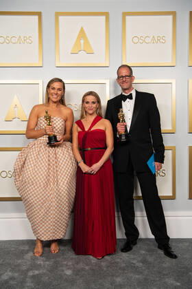 April 25, 2021, Los Angeles, California, USA: Pete Docter and Dana Murray pose backstage with Reese Witherspoon the Oscar for Animated Feature Film during the live ABC Telecast of The 93rd Oscars at Union Station in Los Angeles. Los Angeles USA  - ZUMAz03_ 20210425_sso_z03_191 Copyright: xMattxPetit AMPASx