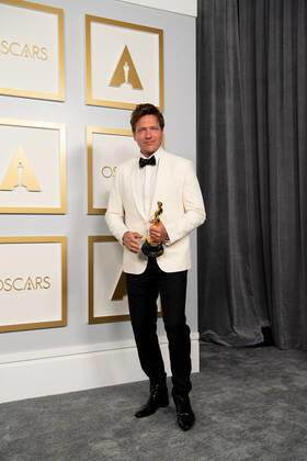 Entertainment Themen der Woche KW16 Entertainment Bilder des Tages April 25, 2021, Los Angeles, California, USA: On behalf of Denmark, Thomas Vinterberg poses backstage with the Oscar for International Feature Film during the live ABC Telecast of The 93rd Oscars at Union Station in Los Angeles. Los Angeles USA  - ZUMAz03_ 20210425_sso_z03_230 Copyright: xMattxPetit AMPASx