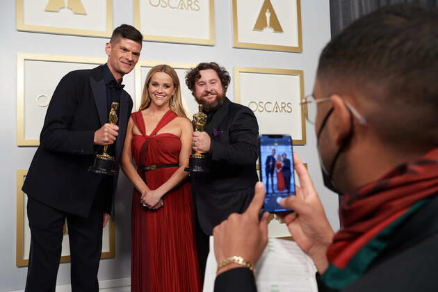 April 25, 2021, Los Angeles, California, USA: Michael Govier, Reese Witherspoon and Will McCormack pose backstage with the Oscar for Animated Short Film during the live ABC Telecast of The 93rd Oscars at Union Station in Los Angeles. Los Angeles USA  - ZUMAz03_ 20210425_sso_z03_237 Copyright: xMattxPetit AMPASx