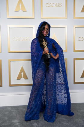 April 25, 2021, Los Angeles, California, USA: H.E.R. poses backstage with t the Oscar for Original Song during the live ABC Telecast of The 93rd Oscars at Union Station in Los Angeles. Los Angeles USA  - ZUMAz03_ 20210425_sso_z03_212 Copyright: xMattxPetit AMPASx