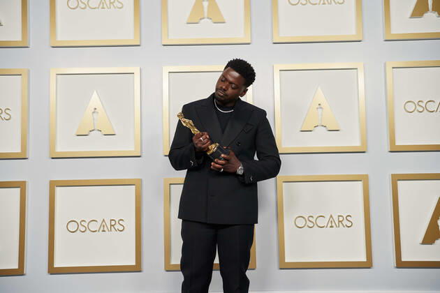 April 25, 2021, Los Angeles, California, USA: Daniel Kaluuya poses backstage with the Oscar for Best Actor in a Supporting Role during the live ABC Telecast of The 93rd Oscars at Union Station in Los Angeles. Los Angeles USA  - ZUMAz03_ 20210425_sso_z03_224 Copyright: xMattxPetit AMPASx