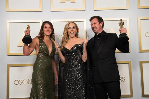 April 25, 2021, Los Angeles, California, USA: James Reed, Pippa Erlich (L) and Marlee Matlin pose backstage with the Oscar for Documentary Feature during the live ABC Telecast of The 93rd Oscars at Union Station in Los Angeles. Los Angeles USA  - ZUMAz03_ 20210425_sso_z03_225 Copyright: xMattxPetit AMPASx