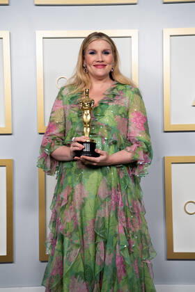 April 25, 2021, Los Angeles, California, USA: Emerald Fennell poses backstage with the Oscar for Original Screenplay during the live ABC Telecast of The 93rd Oscars at Union Station in Los Angeles. Los Angeles USA  - ZUMAz03_ 20210425_sso_z03_199 Copyright: xMattxPetit AMPASx