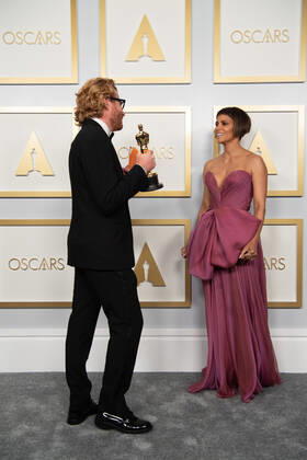 April 25, 2021, Los Angeles, California, USA: Erik Messerschmidt backstage with the Oscar for Cinematography and presenter, Halle Berry during the live ABC Telecast of The 93rd Oscars at Union Station in Los Angeles. Los Angeles USA  - ZUMAz03_ 20210425_sso_z03_203 Copyright: xMattxPetit AMPASx
