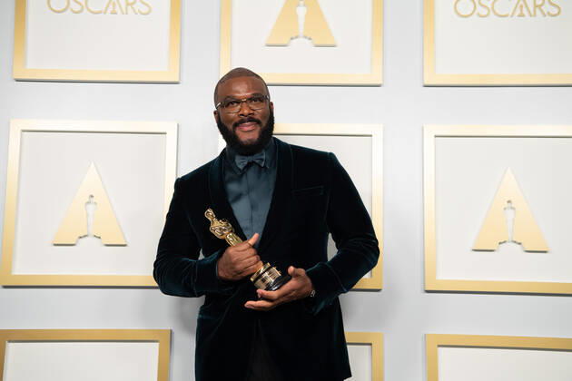April 25, 2021, Los Angeles, California, USA: Tyler Perry poses backstage with the Gene Hersholt Humanitarian Award during the live ABC Telecast of The 93rd Oscars at Union Station in Los Angeles. Los Angeles USA  - ZUMAz03_ 20210425_sso_z03_236 Copyright: xMattxPetit AMPASx