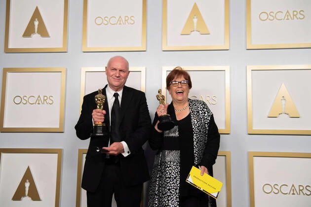 Donald Graham and Jan Pascale pose backstage with the Oscars for Production Design during the live ABC Telecast of The 93rd Oscars at Union Station in Los Angeles, CA on Sunday, April 25, 2021. Los Angeles CA USA  Copyright: xMattxPetitx 341351151THA