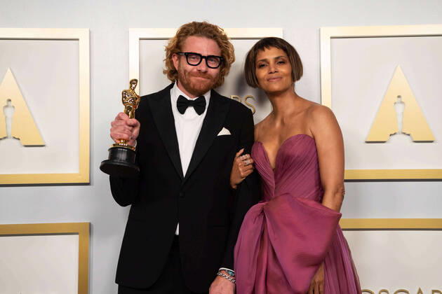 Erik Messerschmidt poses backstage with the Oscars for Cinematography and Halle Berry during the live ABC Telecast of The 93rd Oscars at Union Station in Los Angeles, CA on Sunday, April 25, 2021. Los Angeles CA USA  Copyright: xMattxPetitx 341351161THA