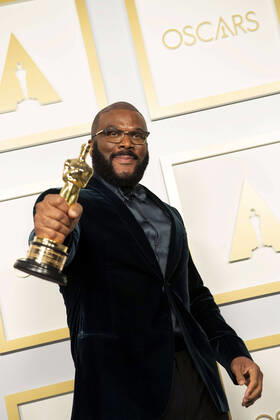 Tyler Perry poses backstage with the Gene Hersholt Humanitarian Award during the live ABC Telecast of The 93rd Oscars at Union Station in Los Angeles, CA on Sunday, April 25, 2021. Los Angeles CA USA  Copyright: xMattxPetitx 341351168THA
