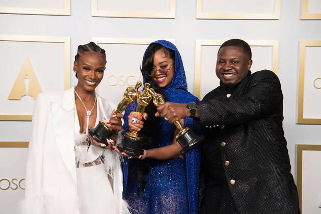 Tiara Thomas, H.E.R. and Dernst Emile, II pose backstage with the Oscars for Original Song during the live ABC Telecast of The 93rd Oscars at Union Station in Los Angeles, CA on Sunday, April 25, 2021. Los Angeles CA USA  Copyright: xMattxPetitx 341351176THA