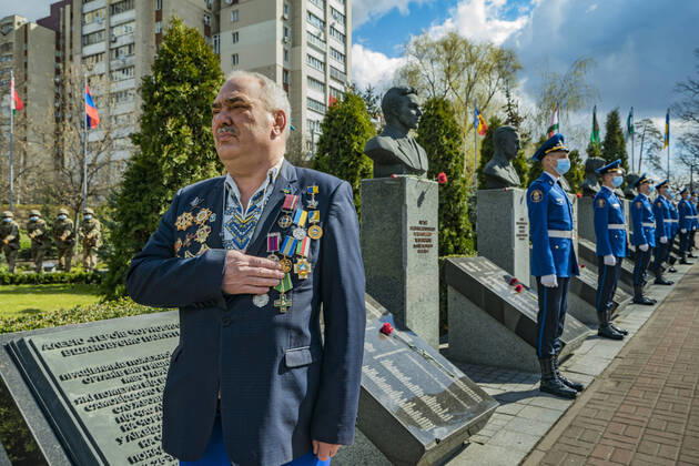 Bilder des Jahres 2021, News 04 April News Themen der Woche KW17 News Bilder des Tages April 26, 2021, Kiev, Kiev, Ukraine: A Chernobyl liquidator shows his respects in the memorial site about the Chernobyl catastrophe during the celebrations in Kiev of the 35th anniversary of the Chernobyl nuclear accident, Ukraine. Liquidators were workers called upon to deal with consequences of the 1986 Chernobyl nuclear disaster. Kiev Ukraine - ZUMAa131 20210426_zap_a131_010 Copyright: xCelestinoxArcexLavinx