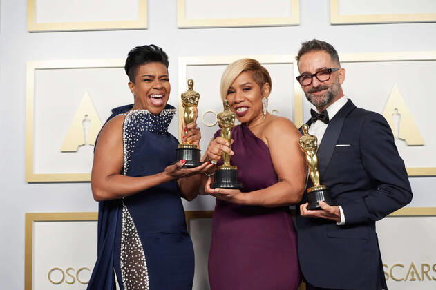 Jamika Wilson (Center), Sergio Lopez-Rivera and Mia Neal pose backstage with the Oscars for Makeup and Hairstyling during the live ABC Telecast of The 93rd Oscars at Union Station in Los Angeles, CA on Sunday, April 25, 2021. Los Angeles CA USA  Copyright: xMattxPetitx 341351052THA