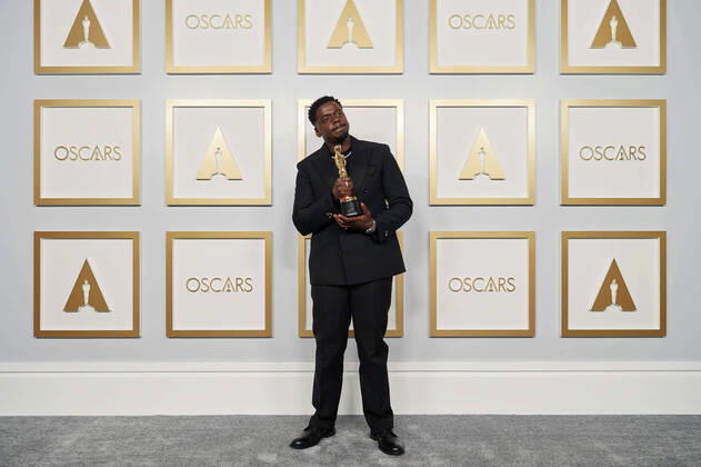 Daniel Kaluuya poses backstage with the Oscars for Best Actor in a Supporting Role during the live ABC Telecast of The 93rd Oscars at Union Station in Los Angeles, CA on Sunday, April 25, 2021. Los Angeles CA USA  Copyright: xMattxPetitx 341351075THA