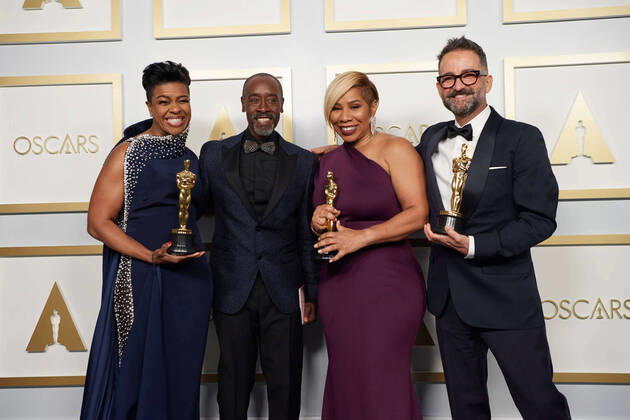 Mia Neal, Don Cheadle, Jamika Wilson, and Sergio Lopez-Rivera pose backstage with the Oscars for Makeup and Hairstyling during the live ABC Telecast of The 93rd Oscars at Union Station in Los Angeles, CA on Sunday, April 25, 2021. Los Angeles CA USA  Copyright: xMattxPetitx 341351077THA