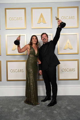 Pippa Erlich and James Reed and pose backstage with the Oscars for Documentary Feature during the live ABC Telecast of The 93rd Oscars at Union Station in Los Angeles, CA on Sunday, April 25, 2021. Los Angeles CA USA  Copyright: xMattxPetitx 341351197THA
