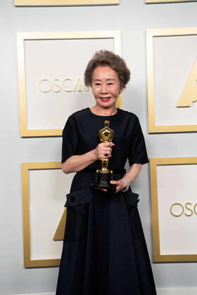 Yuh-Jung Youn poses backstage with the Oscars for Actress in a Supporting Role during the live ABC Telecast of The 93rd Oscars at Union Station in Los Angeles, CA on Sunday, April 25, 2021. Los Angeles CA USA  Copyright: xMattxPetitx 341351200THA