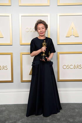 Yuh-Jung Youn poses backstage with the Oscars for Actress in a Supporting Role during the live ABC Telecast of The 93rd Oscars at Union Station in Los Angeles, CA on Sunday, April 25, 2021. Los Angeles CA USA  Copyright: xMattxPetitx 341351201THA