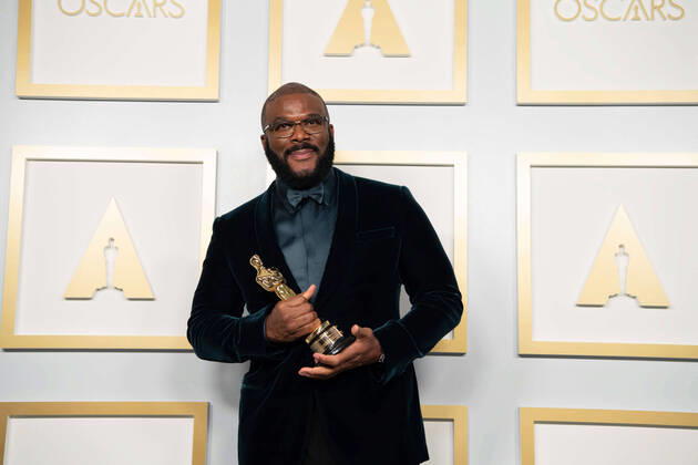 Tyler Perry poses backstage with the Gene Hersholt Humanitarian Award during the live ABC Telecast of The 93rd Oscars at Union Station in Los Angeles, CA on Sunday, April 25, 2021. Los Angeles CA USA  Copyright: xMattxPetitx 341351207THA