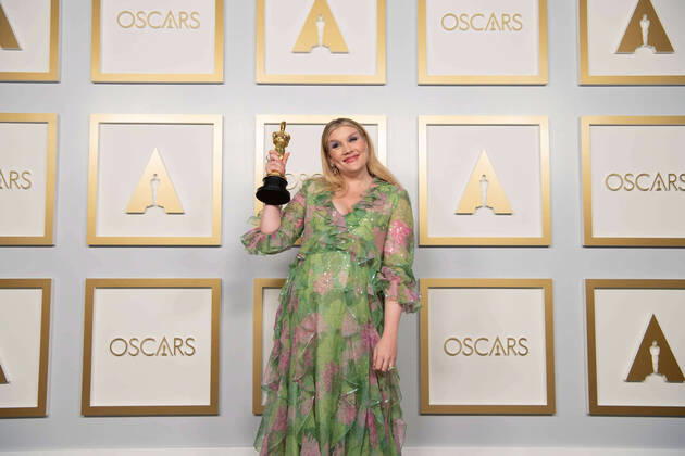 Emerald Fennell poses backstage with the Oscars for Original Screenplay during the live ABC Telecast of The 93rd Oscars at Union Station in Los Angeles, CA on Sunday, April 25, 2021. Los Angeles CA USA  Copyright: xMattxPetitx 341351209THA