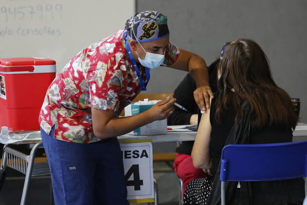 Santiago, 26 April 2021 Continued vaccination of people between 45 and 46 years against the coronavirus pandemic in Recoleta Marcelo Hernandez Atonchile, SANTIAGO CHILE Aton 504898  Copyright: MARCELOxHERNANDEZ ATONCHILE