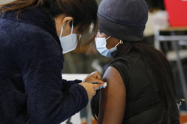 Santiago, 26 April 2021 Continued vaccination of people between 45 and 46 years against the coronavirus pandemic in Recoleta Marcelo Hernandez Atonchile, SANTIAGO CHILE Aton 504901  Copyright: MARCELOxHERNANDEZ ATONCHILE